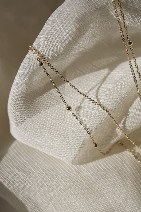 Découvrez les élégantes chaînes en or blanc d'arthus bertrand